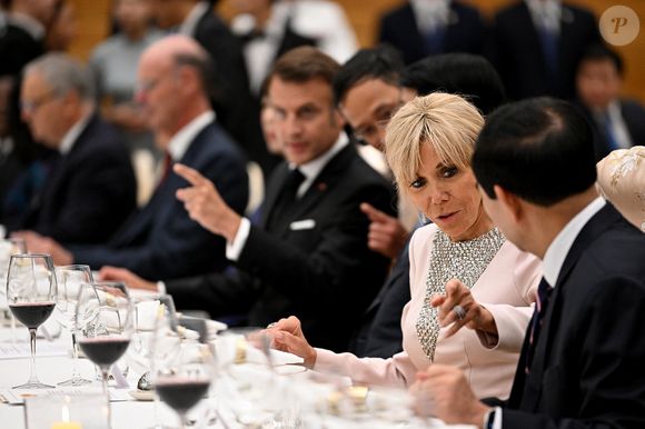 Le président français E. Macron et sa femme B. Macron, lors d'un dîner d'État au Centre international des congrès de Hanoi, au Vietnam, le 26 mai 2025. © Jeanne Accorsini / Pool / Bestimage