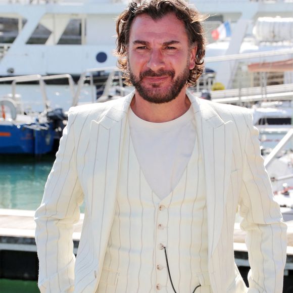 Michaël Youn, qui est à retrouver ce jeudi soir sur TF1, aux côtés de Constance Gay, dans les deux derniers épisodes de "Flashback", est touché par une pathologie peu connue, à savoir la trichotillomanie.

Michael Youn - Photocall du film "Flashback" lors de la 26ème Edition du Festival de la Fiction de La Rochelle. 
© Patrick Bernard / Bestimage