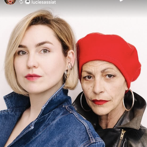 Sur le cliché, on peut voir Lio et la journaliste Chloé Thibaud