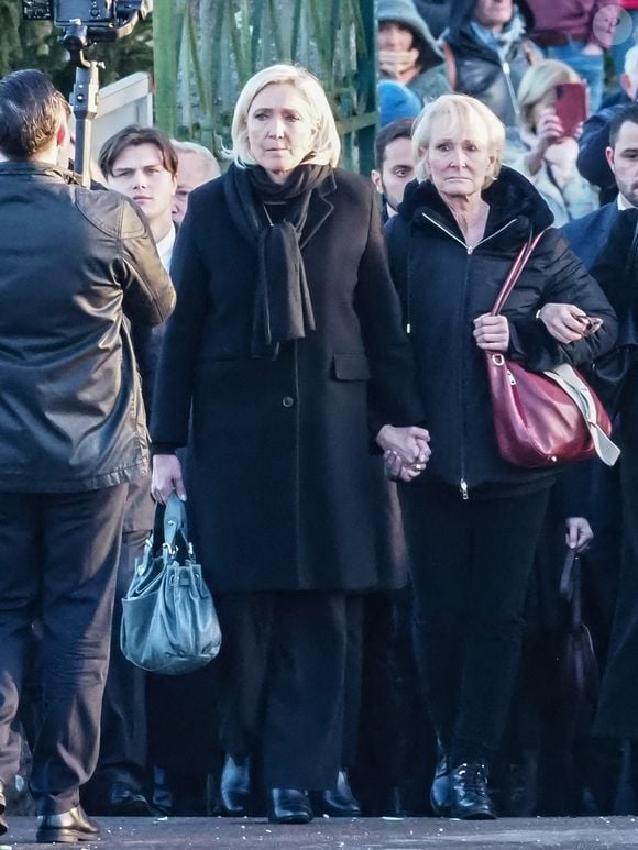 Marine Le Pen et sa soeur Yann - Le clan Le Pen se rend au cimetière de la Trinité-sur-Mer après les obsèques de Jean-Marie Le Pen en l'église Saint-Joseph le 11 janvier 2025.