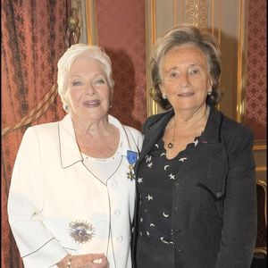 Line Renaud et Bernadette Chirac lors de la cérémonie de remise des décorations au palais de l'Élysée, à l'occasion de l'élévation de Line Renaud au grade de grand officier de l'ordre national du Mérite.