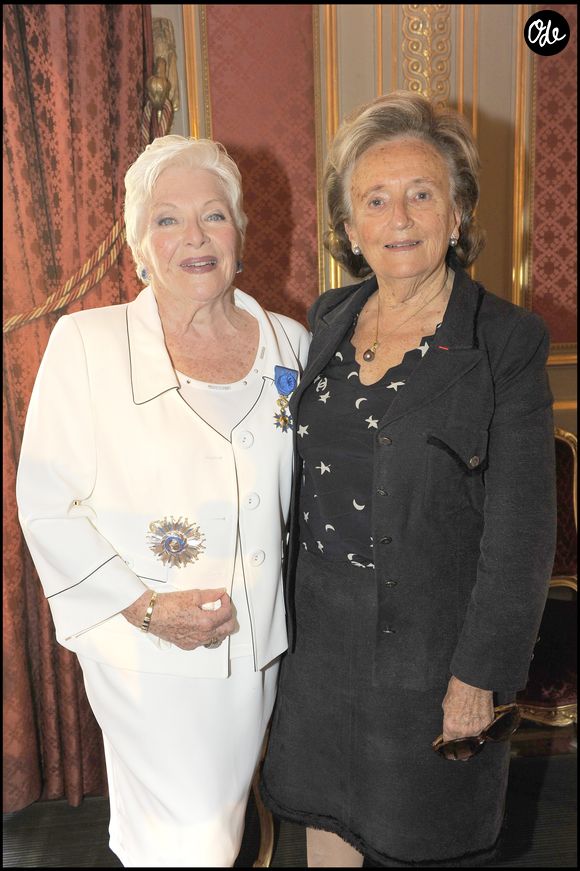 Line Renaud et Bernadette Chirac lors de la cérémonie de remise des décorations au palais de l'Élysée, à l'occasion de l'élévation de Line Renaud au grade de grand officier de l'ordre national du Mérite.