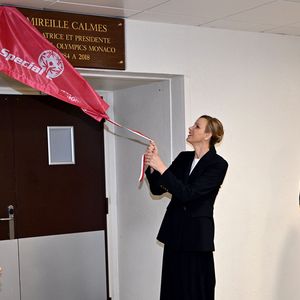 La princesse Charlene de Monaco a rendu hommage à la présidente et fondatrice de Special Olympics Monaco en baptisant un gymnase scolaire du Stade Louis II de son nom, Mireille Calmes, en présence de son fils Jean François Calmes et son petit fils Anton, le 18 octobre 2025. © Bruno Bebert/Bestimage