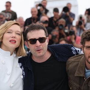 Niels Schneider, Arthur Harari, Léa Seydoux - Photocall du film "L'Inconnue" lors du 79ème Festival International du Film de Cannes, le 19 mai 2026.
© Jacovides/Moreau/Bestimage