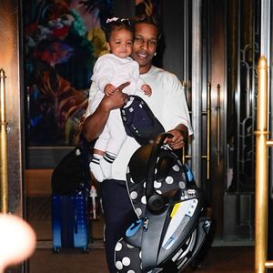 mais un revirement suscite la colère du vendeur
A$AP Rocky avec son fils à New York en 2026
©Backgrid USA / Bestimage