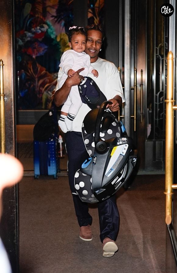 mais un revirement suscite la colère du vendeur

A$AP Rocky avec son fils à New York en 2026
©Backgrid USA / Bestimage