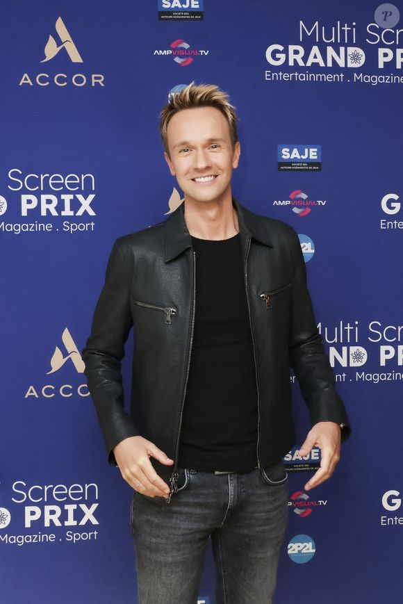 Selon nos confrères de "Télé 7 Jours", son remplaçant le plus probable serait Cyril Féraud, désormais bien connu par les téléspectateurs de France Télévisions.

Exclusif - Cyril Feraud - Première édition du Multi Screen Grand Prix : une célébration inédite de la création audiovisuelle française dans le cadre prestigieux du Pullman Paris Tour Eiffel sous la présidence de S. Martin Paris le 12 juin 2025 - © Jack Tribeca / Bestimage