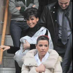 Zohra Dati, née il y a 16 ans, de la relation entre l’ancienne garde des Sceaux Rachida Dati et l’homme d’affaires Dominique Desseigne, porte uniquement le nom de sa mère. 

Rachida Dati sort de la clinique de la Muette avec sa fille Zohra entourée de ses gardes du corps et de sa sœur Nadia et de sa nièce Sanna