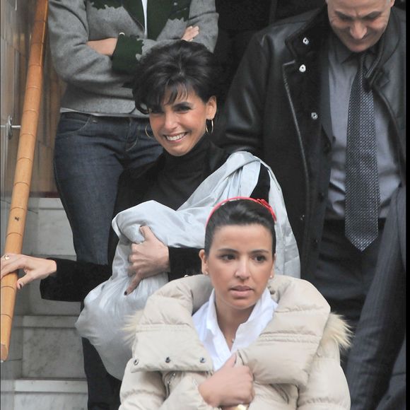 Zohra Dati, née il y a 16 ans, de la relation entre l’ancienne garde des Sceaux Rachida Dati et l’homme d’affaires Dominique Desseigne, porte uniquement le nom de sa mère. 

Rachida Dati sort de la clinique de la Muette avec sa fille Zohra entourée de ses gardes du corps et de sa sœur Nadia et de sa nièce Sanna