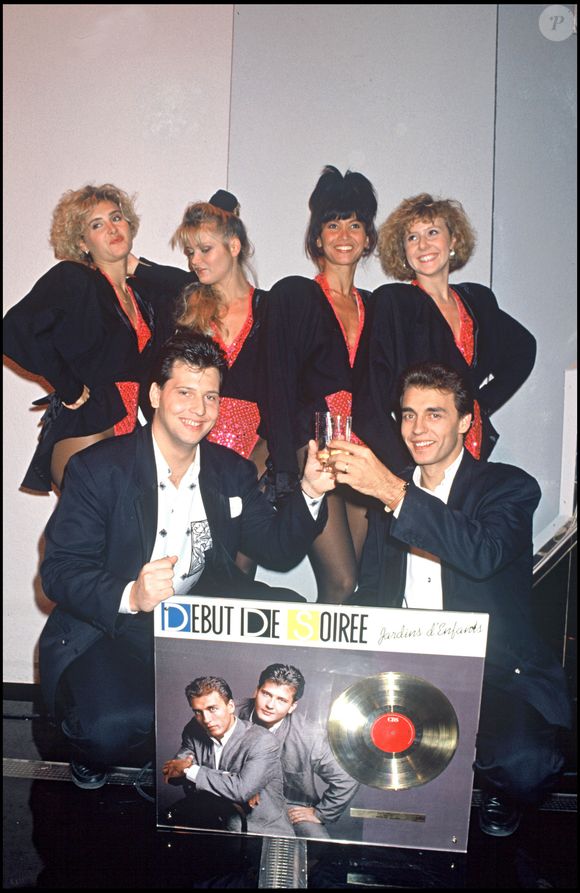 Archives - Le groupe Début de soirée reçoit un disque d'or dans les coulisses de l'émission "Sacrée soirée" en 1989