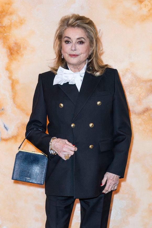 L'actrice de 82 ans a récemment levé le voile sur sa routine de soin, privilégiant la simplicité aux protocoles complexes.

Catherine Deneuve - Photo Call pour Le Défilé " Saint Laurent "Collection Prêt-à-Porter Automne/Hiver 2025-2026" lors de la Fashion Week de Paris (PFW), le 11 mars 2025. © Olivier Borde /Bestimage