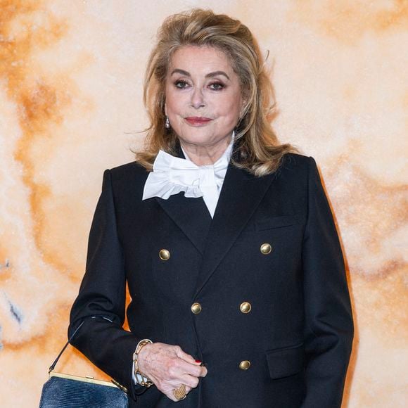 L'actrice de 82 ans a récemment levé le voile sur sa routine de soin, privilégiant la simplicité aux protocoles complexes.

Catherine Deneuve - Photo Call pour Le Défilé " Saint Laurent "Collection Prêt-à-Porter Automne/Hiver 2025-2026" lors de la Fashion Week de Paris (PFW), le 11 mars 2025. © Olivier Borde /Bestimage