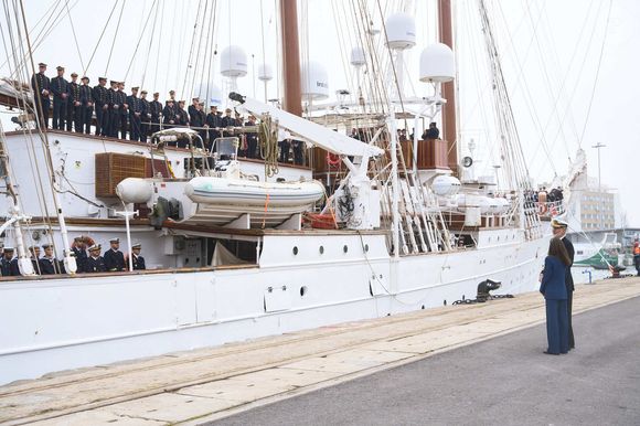 Le roi Felipe VI et la reine Letizia d'Espagne président les adieux du « Juan Sebastián de Elcano » avec l'Infante Leonor comme aspirante à Cadix le 11 janvier 2025 Zuma Press / Bestimage