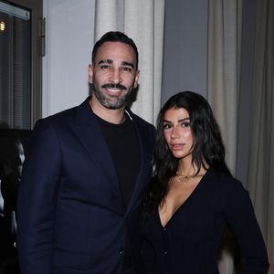Adil Rami et sa compagne Louana Franco - Vernissage de l'exposition photos et du livre "La Boxe fait son cinéma" à l’hôtel Brach à Paris le 23 Septembre 2025. © Denis Guignebourg/Bestimage