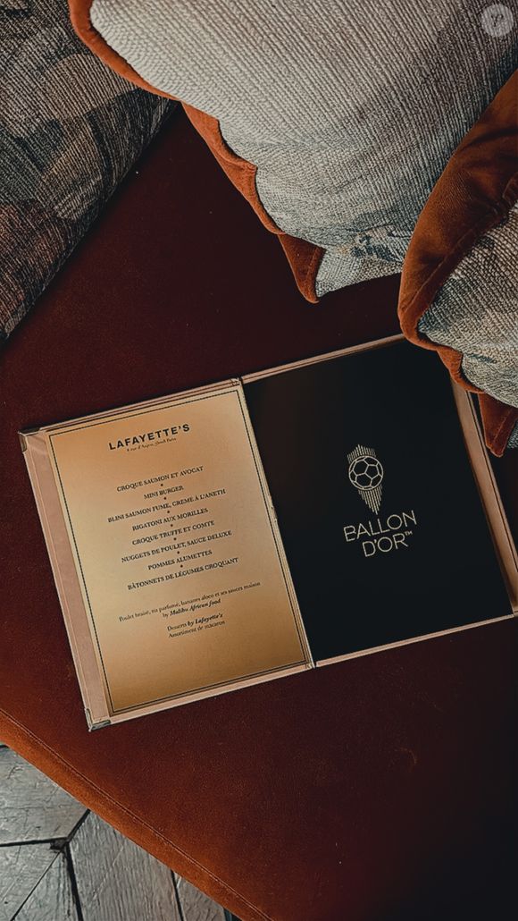 L'attaquant français a célébré son trophée au restaurant avec ses proches et amis. 

Ousmane Dembélé célèbre son trophée au restaurant Lafayette à Paris. © Instagram