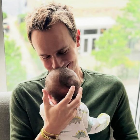 Depuis deux ans, Cyril Féraud partage sa vie avec un nouveau rôle, celui de papa

Cyril Féraud avec son fils Tim pour annoncer sa naissance sur Instagram.