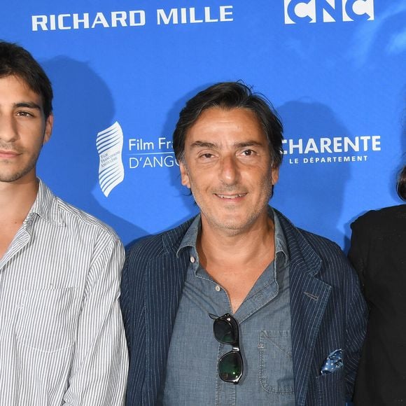 Ben Attal avec ses parents Yvan Attal et Charlotte Gainsbourg lors du photocall de la 12ème édition du festival du Film Francophone d'Angoulême, France, le 20 août 2019. © Coadic Guirec/Bestimage