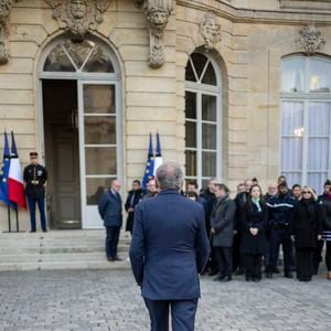 Le Premier ministre François Bayrou participe à Matignon à une minute de silence en hommage aux victimes du cyclone Chido à Mayotte le 23 décembre 2024.

© Eliot Blondet / Pool / Bestimage