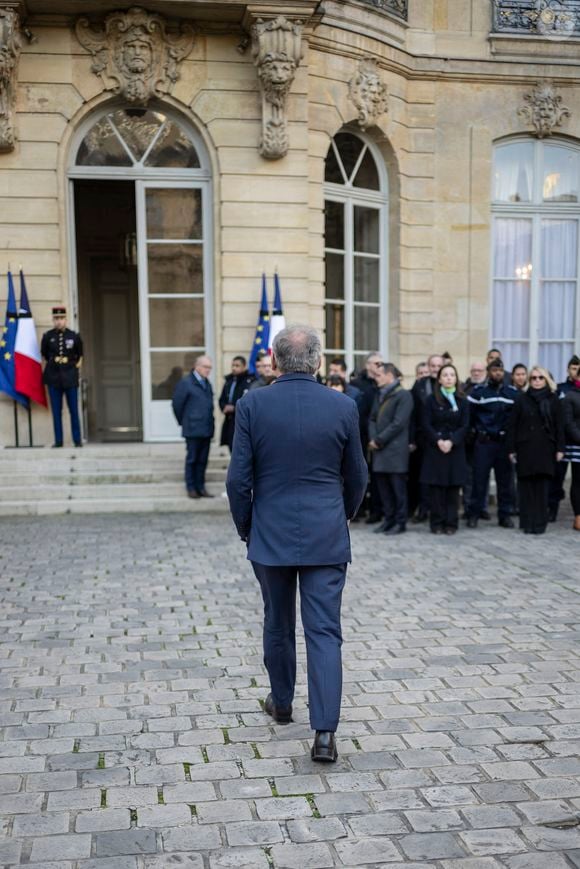 Le Premier ministre François Bayrou participe à Matignon à une minute de silence en hommage aux victimes du cyclone Chido à Mayotte le 23 décembre 2024.

© Eliot Blondet / Pool / Bestimage