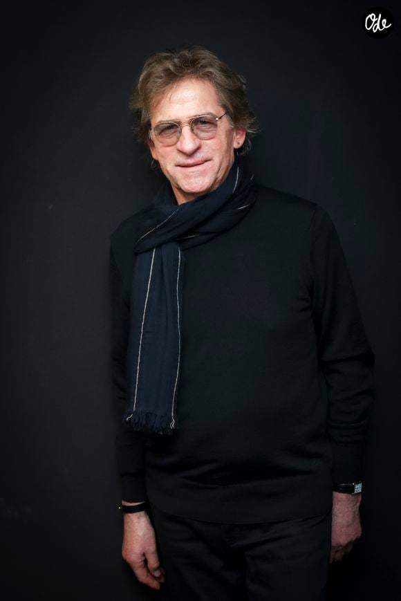 Malgré le diagnostic, il refuse de céder à l'angoisse ou de renoncer à la scène.

Hubert-Felix Thiéfaine dans les backstage de l'enregistrement de l'émission "CS Cohen" sur Radio J à Paris. Le 14 novembre 2023
© Jack Tribeca / Bestimage