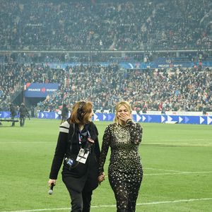 La chanteuse Louane (Louane Emera), représentante de la France au concours de l'Eurovision, interpréte pour la première fois son titre "maman", en hommage à sa mère décédée lorsqu'elle avait 17 ans, devant les 80 000 spectateurs, suspendue sur une plateforme, plusieurs mètres au-dessus de la pelouse et des musiciens, du Stade de France à la mi-temps du match du Tournoi des Six Nations opposant la France à l'Écosse, à Saint-Denis, Seine Saint-Denis, France, le 15 mars 2025. © Cyril Moreau/Bestimage
