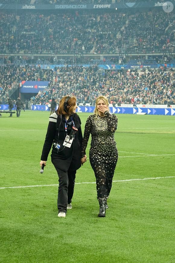 La chanteuse Louane (Louane Emera), représentante de la France au concours de l'Eurovision, interpréte pour la première fois son titre "maman", en hommage à sa mère décédée lorsqu'elle avait 17 ans, devant les 80 000 spectateurs, suspendue sur une plateforme, plusieurs mètres au-dessus de la pelouse et des musiciens, du Stade de France à la mi-temps du match du Tournoi des Six Nations opposant la France à l'Écosse, à Saint-Denis, Seine Saint-Denis, France, le 15 mars 2025. © Cyril Moreau/Bestimage