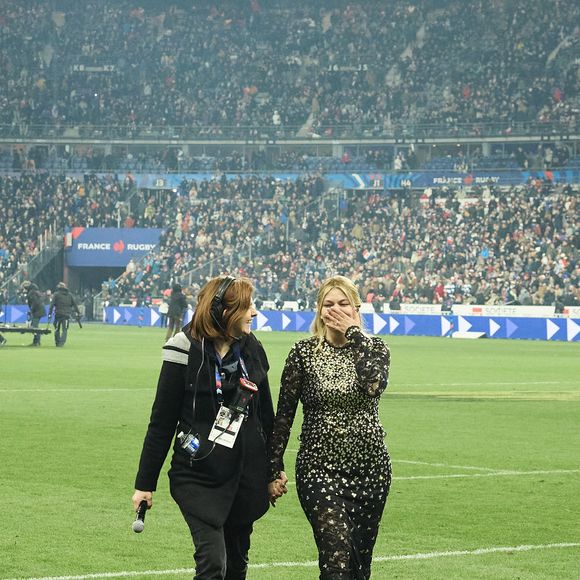 La chanteuse Louane (Louane Emera), représentante de la France au concours de l'Eurovision, interpréte pour la première fois son titre "maman", en hommage à sa mère décédée lorsqu'elle avait 17 ans, devant les 80 000 spectateurs, suspendue sur une plateforme, plusieurs mètres au-dessus de la pelouse et des musiciens, du Stade de France à la mi-temps du match du Tournoi des Six Nations opposant la France à l'Écosse, à Saint-Denis, Seine Saint-Denis, France, le 15 mars 2025. © Cyril Moreau/Bestimage
