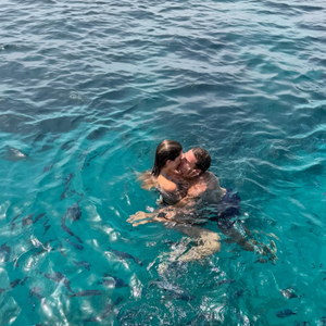 Dont le bisou que tout le monde attendait !

Antoine Dupont et Iris Mittenaere officialisent leur couple !