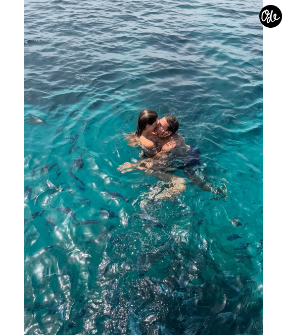 Dont le bisou que tout le monde attendait !

Antoine Dupont et Iris Mittenaere officialisent leur couple !