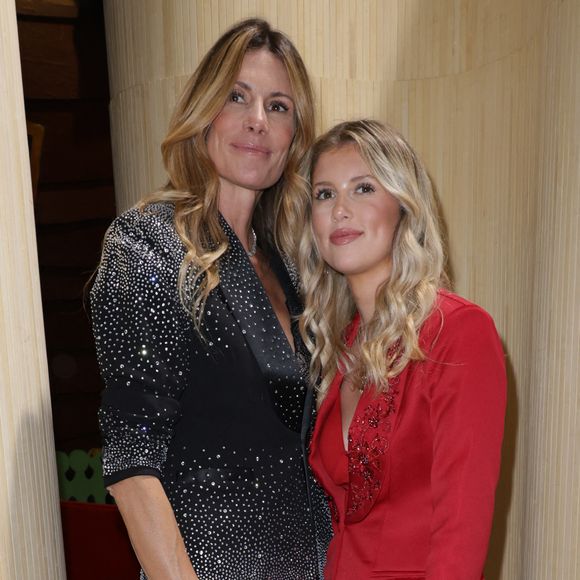 Elles étaient même assorties dans des tailleurs très chics et élégants. Noir pour Sophie Thalmann et rouge pour Charlie mais les deux enrichis de strass parsemés de part et d'autre sur leurs tenues.

Sophie Thalmann (Miss France 1998) et sa fille Charlie Soumillon - Front Row du défilé Christophe Guillarmé Collection Femme Prêt-à-Porter Printemps/Eté 2026 lors de la Fashion Week de Paris (PFW) le 1er octobre 2025. © Coadic Guirec / Bestimage