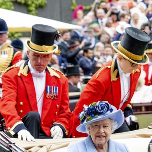 La reine Elizabeth II d'Angleterre - La famille royale d'angleterre et ses invités arrivent en carrosse sur l'hippodrome de Ascot pour assister aux courses de chevaux le 18 juin 2019. Royalportraits Europe / Bernard Rubsamen / Bestimage