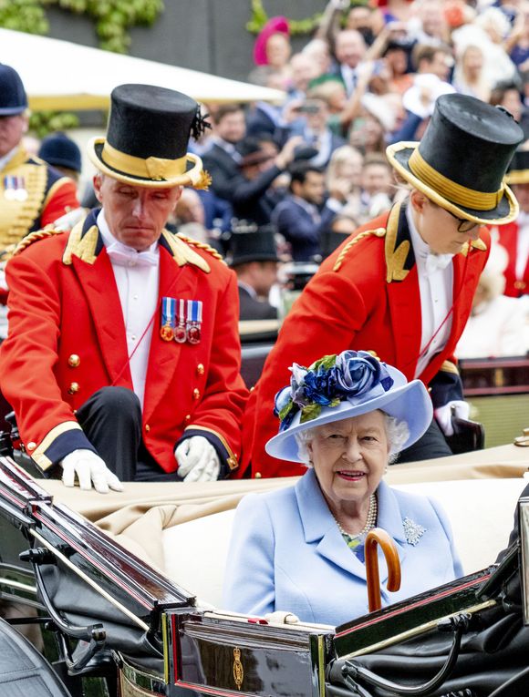 La reine Elizabeth II d'Angleterre - La famille royale d'angleterre et ses invités arrivent en carrosse sur l'hippodrome de Ascot pour assister aux courses de chevaux le 18 juin 2019. Royalportraits Europe / Bernard Rubsamen / Bestimage