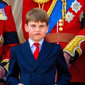 Le prince Louis, benjamin de la famille, fait beaucoup parler de lui.

Le prince Louis lors de son apparition sur le balcon du palais de Buckingham pour assister au défilé aérien lors de la cérémonie Trooping the Colour 2025, marquant l'anniversaire officiel du monarque à Londres, Royaume-Uni, le 14 juin 2025. © Mischa Schoemaker/ABACA