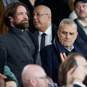 Louis-Marie de Castelbajac aet son père Jean-Charles de Castelbajac - Célébrités dans les tribunes de la demi-finale de la Coupe de France de football entre le PSG contre Rennes (1-0) au Parc des Princes à Paris le 3 avril 2024. © Cyril Moreau/Bestimage