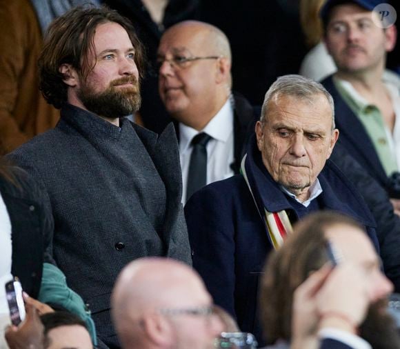 Louis-Marie de Castelbajac aet son père Jean-Charles de Castelbajac - Célébrités dans les tribunes de la demi-finale de la Coupe de France de football entre le PSG contre Rennes (1-0) au Parc des Princes à Paris le 3 avril 2024. © Cyril Moreau/Bestimage