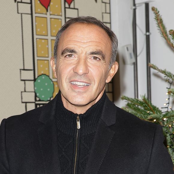 Nikos Aliagas lors de l'ouverture d'un pop-up éphémère Star Academy inspiré du château de Dammarie-les-Lys dans le quartier de la République à Paris baptisé "L'appart de Noël" le 17 décembre 2025.
© Coadic Guirec / Bestimage