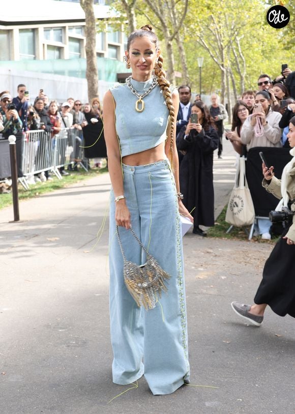 Malika Ménard aux arrivées du défilé Rabanne Collection Femme Prêt-à-Porter Printemps/Eté 2026 lors de la Fashion Week de Paris (PFW), à l'UNESCO, à Paris, France, le 2 octobre 2025. © Denis Guignebourg/Bestimage