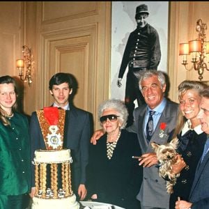 Archives - Jean-Paul Belmondo avec sa femme Natty et sa mère Madeleine lorsque Jack Lang lui a remis la Légion d'Honneur.