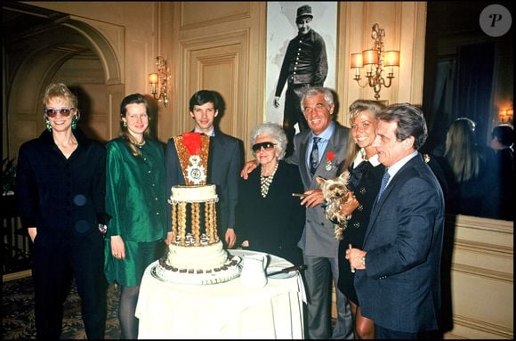 Archives - Jean-Paul Belmondo avec sa femme Natty et sa mère Madeleine lorsque Jack Lang lui a remis la Légion d'Honneur.