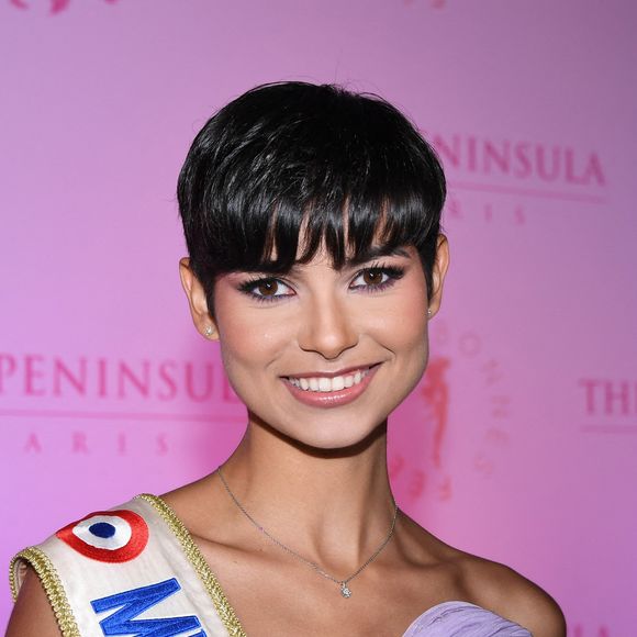 Cependant, la participation d'Eve Gilles à Miss Univers repose sur le feu vert lié à la date et au lieu de l’événement...

Eve Gilles (Miss France 2024) - Photocall du 5ème gala de charité de l'association "Les Bonnes Fées" à l'occasion de la campagne mondiale "Octobre Rose" à l'hôtel Peninsula, Paris le 3 octobre 2024. © Rachid Bellak/Bestimage