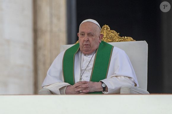 "Ce matin à 7h35, l'évêque de Rome, François, est revenu à la maison du Père", a annoncé le cardinal Kevin Farrell 
Le pape François au Vatican 
 Backgrid UK/ Bestimage