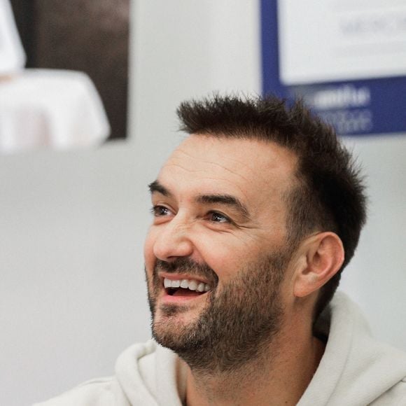 EXCLUSIF - Le chef français Cyril Lignac lors de sa première séance de dédicaces à la veille de la sortie de son nouveau livre « Saisons » à la librairie Mollat à Bordeaux, en France, le 16 octobre 2019.  Photo de Thibaud Moritz/ABACAPRESS.COM