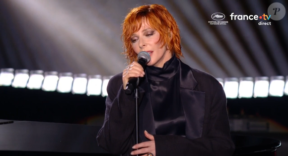 Mylène Farmer chante au Festival de Cannes, Juliette Armanet émue - capture d'écran France 2