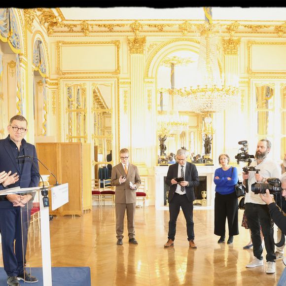 Dany Boon, Rachida Dati - Dany Boon reçoit des mains de Rachida Dati le Grand Prix Raymond Devos de la langue française 2025 au Salon Jérôme du Ministère de la Culture à Paris le 21 mars 2025. © Alain Guizard/Bestimage