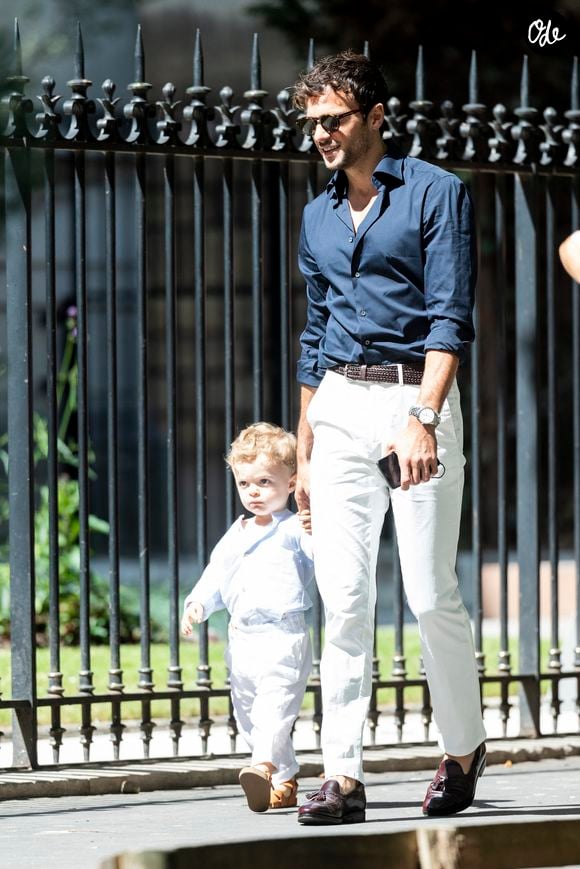 Hugo Philip et son fils Marlon - Caroline Receveur et Hugo Philip arrivent à la Mairie du 16ème arrondissement à Paris pour leur mariage, le 11 juillet 2020.
Veuillez flouter le visage des enfants avant publication