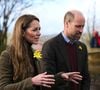 Aujourd'hui en cette date particulièrement symbolique, Kate Middleton et le prince William - qui se sont rencontrés sur les bancs de St-Andrews - sont en Ecosse...
Le prince William, prince de Galles, et Catherine (Kate) Middleton, princesse de Galles visitent le jardin communautaire et le bois de Meadow Street à Pontypridd au Royaume-Uni le 26 février 2025. (Julien Burton / Bestimage).