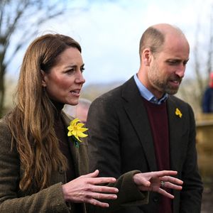 Aujourd'hui en cette date particulièrement symbolique, Kate Middleton et le prince William - qui se sont rencontrés sur les bancs de St-Andrews - sont en Ecosse...

Le prince William, prince de Galles, et Catherine (Kate) Middleton, princesse de Galles visitent le jardin communautaire et le bois de Meadow Street à Pontypridd au Royaume-Uni le 26 février 2025. (Julien Burton / Bestimage).