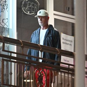 Soutenu par Rebecca Gayheart, la mère de ses 2 filles, il confiait vouloir continuer à travailler malgré la maladie : "Je me sens chanceux de pouvoir continuer à travailler et j'ai hâte de retourner sur le plateau d’Euphoria".

Eric Dane et sa fille à la sortie du restaurant "Sushi Park" à Los Angeles, le 22 juillet 2025 @Backgrid USA / Bestimage