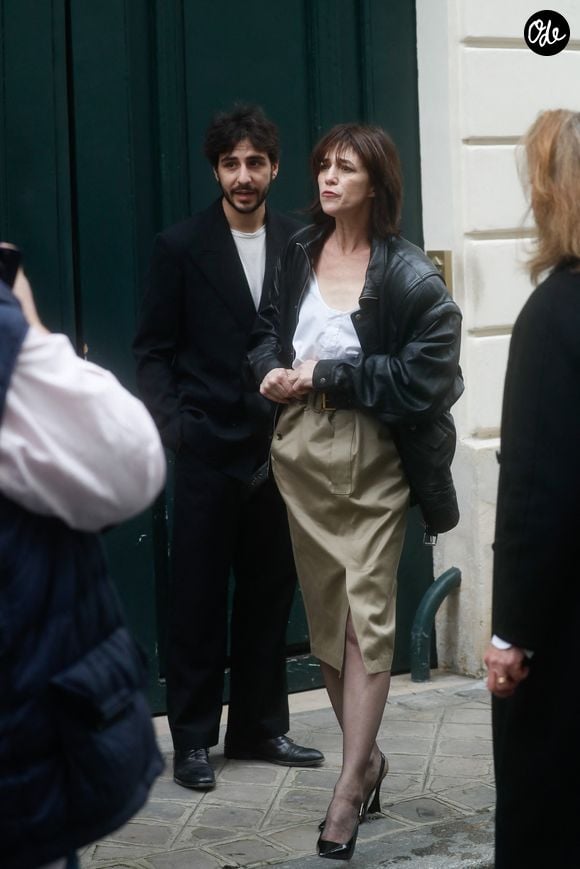 Charlotte Gainsbourg et son fils Ben Attal lors de la cérémonie de dévoilement de la plaque "Maison des Illustres" de la Maison Gainsbourg à Paris, France, le 2 avril 2024. © Christophe Clovis/Bestimage
