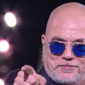 "Et à un moment, il m’a regardée, il m’a dit : ‘smile’ (sourire en anglais, ndlr), mais il a mis le micro à côté. C’était trop drôle et ça me mettait encore plus dedans", a poursuivi l’élève.

Pascal Obispo lors du prime de la "Star Academy" du 17 janvier 2026 sur TF1.